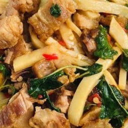 กระเพราหน่อไม้ หมูกรอบ (กับข้าว)