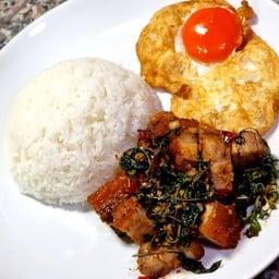 ข้าวกะเพราหมูกรอบฮ่องกง+ไข่เป็ดดาวกรอบ