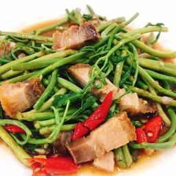 กระเฉดผัดหมูกรอบ