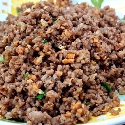 หมูสับคั่วน้ำปลากระเทียมกรอบ