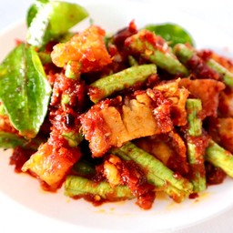 ถั่วฝักยาวผัดพริกขิงหมูกรอบ