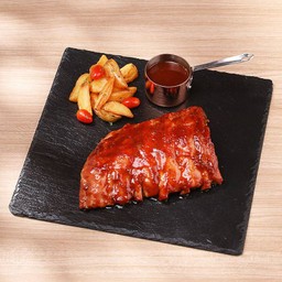 ซี่โครงหมูอบซอสบาร์บีคิว เสิร์ฟพร้อมมันฝรั่ง