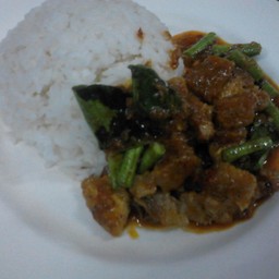 ข้าวราดผัดพริกแกง