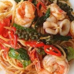 Spicy Stir-Fried Spaghetti With Seafood (Shrimp + Squid )