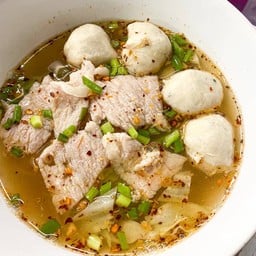เกาเหลาต้มยำรวมลูกชิ้นหมูหมั
