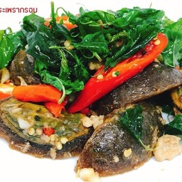 ไข่เยี่ยวม้าผัดกระเพรากรอบ