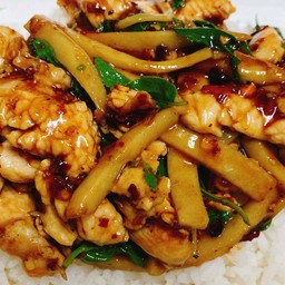 ข้าวหน้ากระเพราหน่อไม้หมูชิ้น+ไข่ดาว