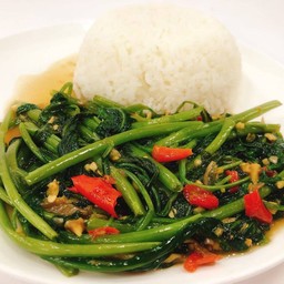 ข้าวผักบุ้งหมูกรอบ