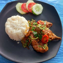 ผัดเผ็ดปลาดุกราดข้าว