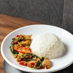 ข้าวหมูกรอบผัดกระเพรา