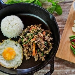 ข้าวกะเพราเนื้อวากิว (Wagyu beef with basil sauce with rice)