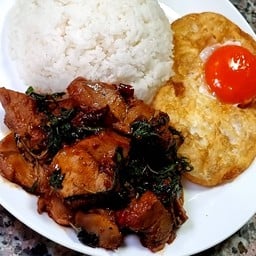 ข้าวกะเพราหมูแดงฮ่องกง+ไข่เป็ดดาวกรอบ