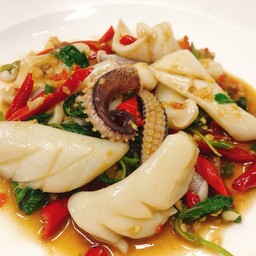 ผัดกระเพราหมึก