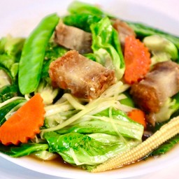 ผักรวมผัดหมูกรอบ