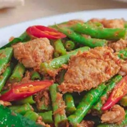 ผัดพริกแกงเป็นกับข้าว