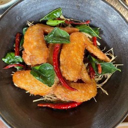 ปีกไก่ทอดตะไคร้ซอสน้ำปลาหวาน Deep-Fried Chicken Wings With Lmon Grass