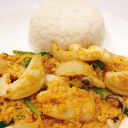 ข้าวราดหมึกผัดผงกะหรี่