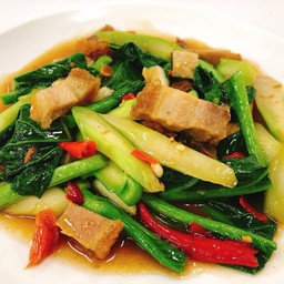 คะน้าผัดหมูกรอบ