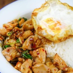 ข้าวราดผัดกะเพราไก่ชิ้นพริกแห้ง