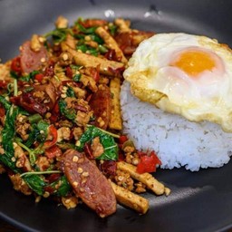 ข้าวราดผัดกะเพราสามสหายพริกแห้ง(ไม่รวมไข่ดาว)