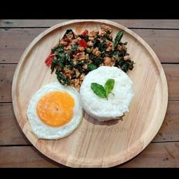 กะเพราหุ่นหมี หมูทอดน้ำปลา หมูกระเทียม ข้าวไข่เจียว และอาหารทานเล่น เคหะออเงิน