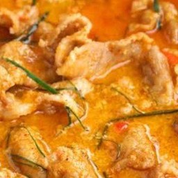 ข้าวผัดพะแนงหมูแห้ง