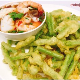 ยำผักบุ้งทอดกรอบ