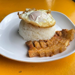 ข้าวหมูสามชั้นทอดน้ำปลา