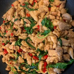 กะเพราไก่ชิ้น (กับข้าว)