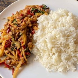 ข้าวราดผัดกะเพราหน่อไม้หมูสับหรือไก่สับพริกแห้ง