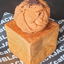 Croissant Toast Cha Thai (ครัวซองโทสไอติมชาไทย)