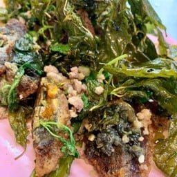 ไข่เยี่ยวม้าผัดกระเพรากรอบ