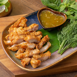 สามชั้นทอดน้ำปลา