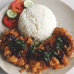 ข้าว ไก่ทอด ซอสผัดกระเพราพริกแห้ง