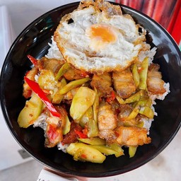 ข้าวราดผัดคะน้าหมูกรอบ