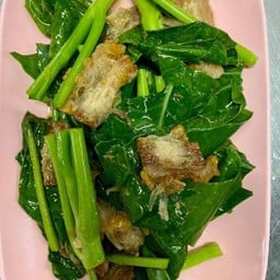 ผัดคะน้าหมูกรอบ