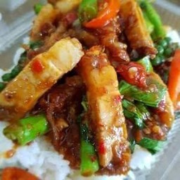 ข้าวพริกแกงไก่กรอบ