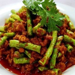 ข้าวหน้าผัดพริกแกงหมูสับใส่ถั่วฝักยาว