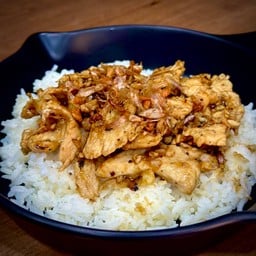 ข้าวหน้าผัดกระเทียมพริกไทย