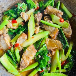 คะน้าหมูกรอบ