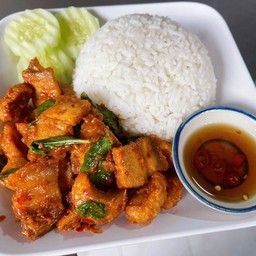 ข้าวราดผัดพริกแกงหมูกรอบ