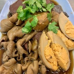 พะโล้รวม (ไส้ เลือด เต้าหู้ ไข่ ขาหมู)