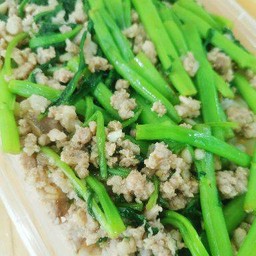 ผัดผักบุ้งเป็นกับข้าว