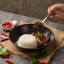 ข้าวราดผัดเผ็ดเนื้อโคขุน