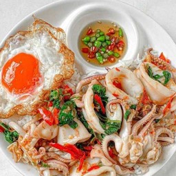 ข้าวกระเพราทะเล+ไข่ดาว