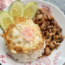 ข้าวไก่กระเทียม(ฟรีไข่ดาว)