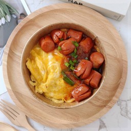 ไส้กรอกผัดซอส+ไข่ข้น (ราดข้าว)