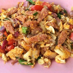 ข้าวหน้าแหนมผัดไข่