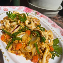 ผัดผงกะหรี่หมึก Fried curry squid