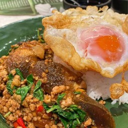 ข้าวกระเพราไข่เยี่ยวม้า+ไข่ดาว